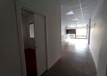 Locale Commerciale via liguria 32, frazione Fizzonasco, Pieve Emanuele - foto 2