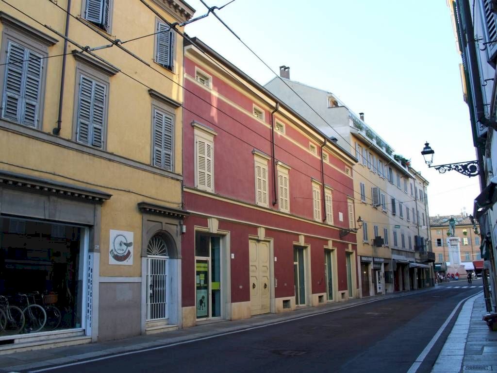 Negozio Via Bixio 9- Ponte di Mezzo , Parma (zona Centro Storico) - foto 1